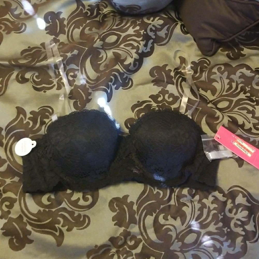 A black lace bra 36A